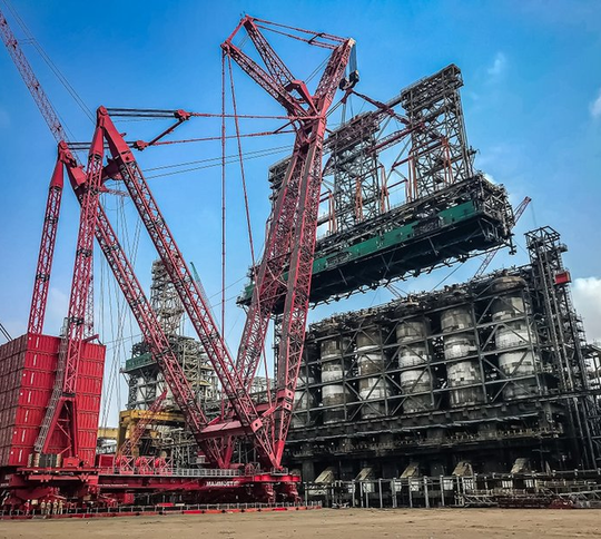 Mammoet PTC crane, the 3rd largest crane in the world, in operation